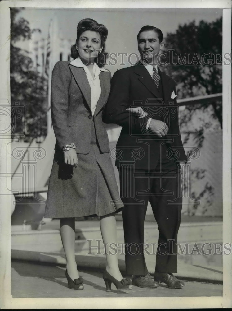 1943 Press Photo Mr. and Mrs.Rene Nunez during their honeymoon in Havana,Cuba
