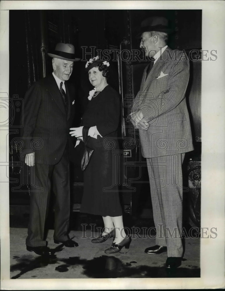 Load image into Gallery viewer, 1939 Press Photo Delegation Leaving Capital To Greet King and Queen - nef14993
