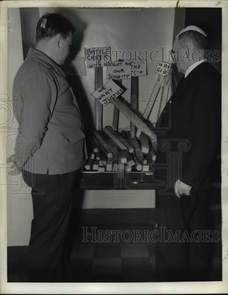 1941 Press Photo Police Count Clubs Seized in Saginaw Strike Riot - nef15042