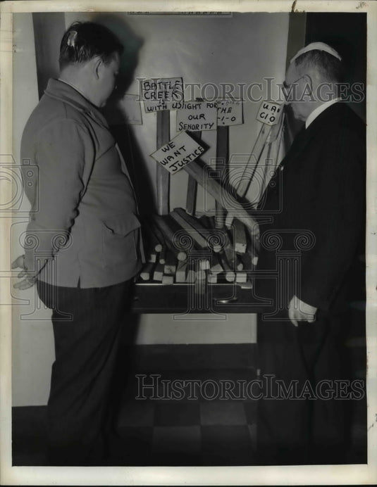 1941 Press Photo Police Count Clubs Seized in Saginaw Strike Riot - nef15042