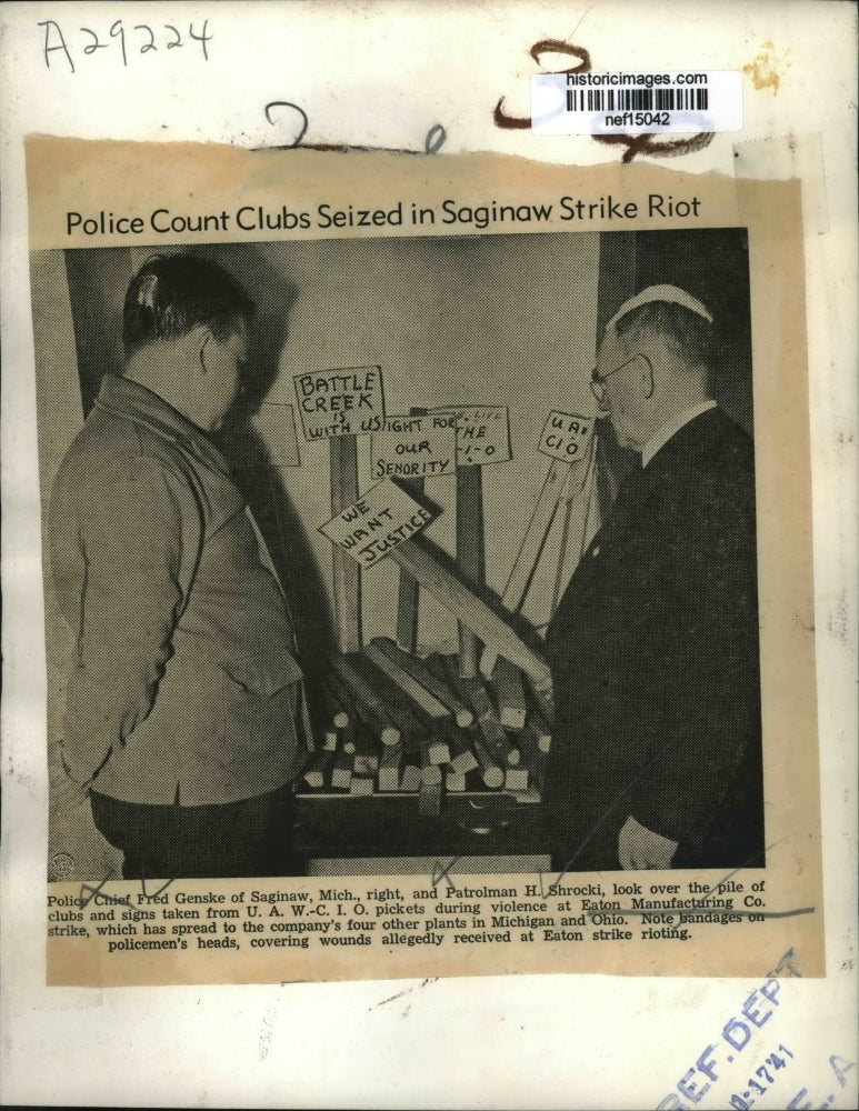 1941 Press Photo Police Count Clubs Seized in Saginaw Strike Riot - nef15042
