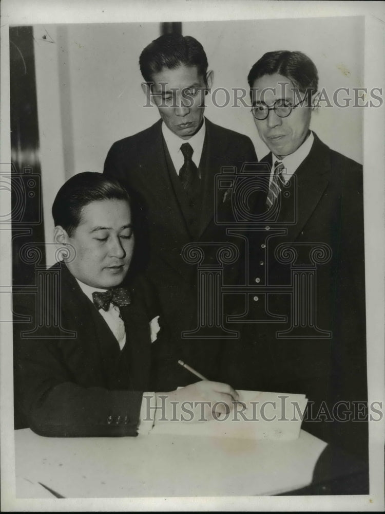 Load image into Gallery viewer, 1923 Press Photo Two Gentlemen witnessed in signing - nef15090
