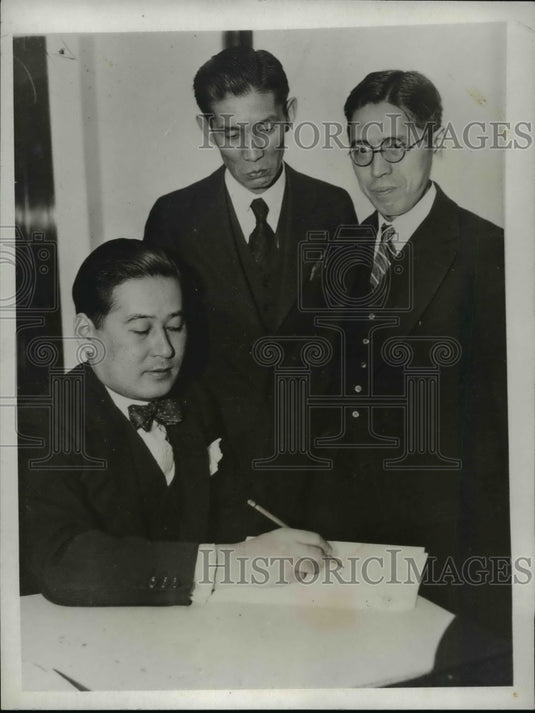 1923 Press Photo Two Gentlemen witnessed in signing - nef15090