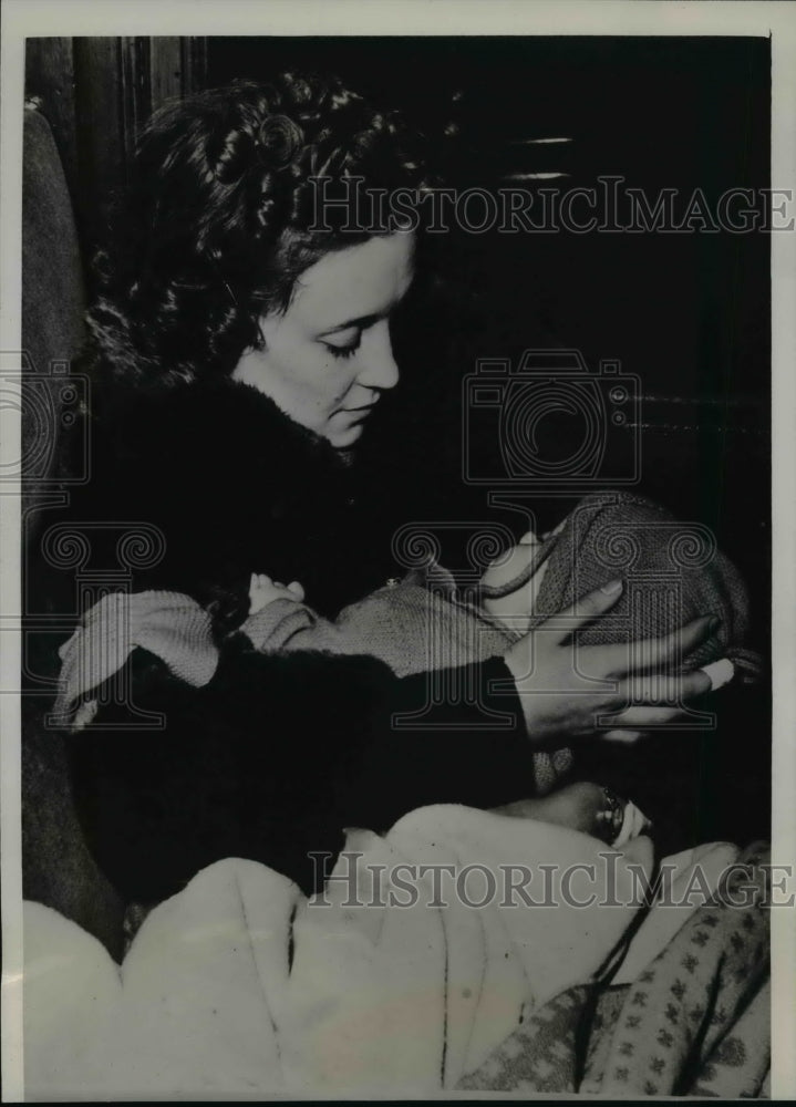 1939 Press Photo Great Western Train Wreck Survivors Mother & Child, Harlan Iowa