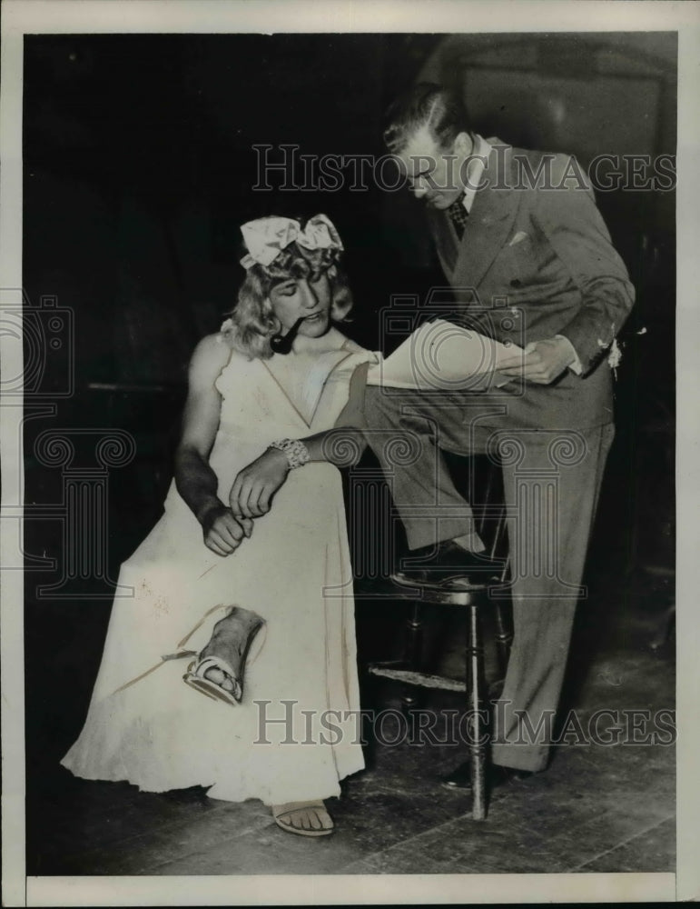 Load image into Gallery viewer, 1941 Press Photo RAF Members Rehearse "Sunburnt Snowflakes" Play, Cambridge
