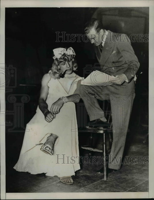 1941 Press Photo RAF Members Rehearse "Sunburnt Snowflakes" Play, Cambridge