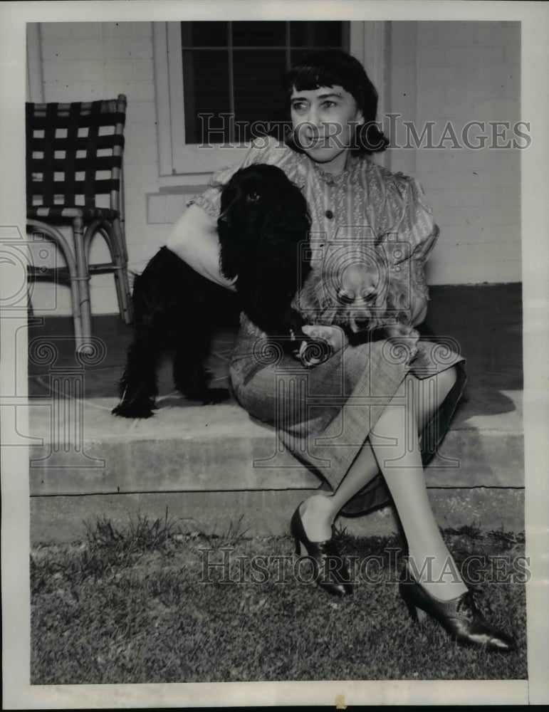 Load image into Gallery viewer, 1939 Press Photo Josephine Peabody with Raised Springer Spaniel - nef15183
