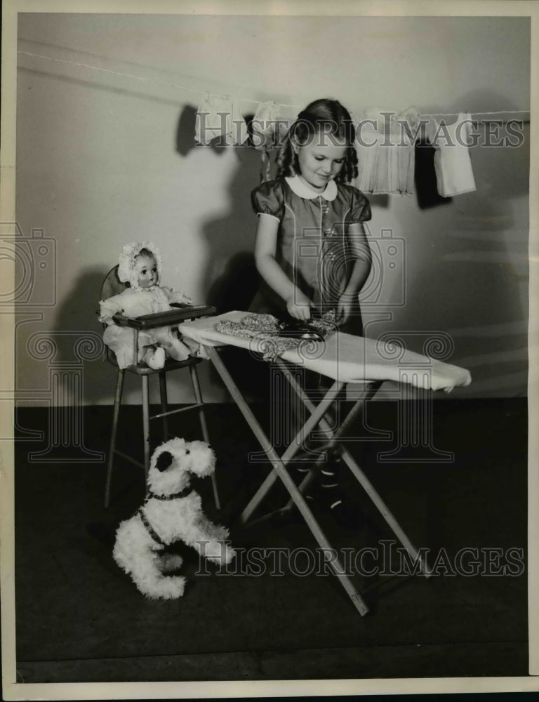 Load image into Gallery viewer, 1939 Press Photo Judy Nelson Learns How To Iron To Be Better Wife - nef15259

