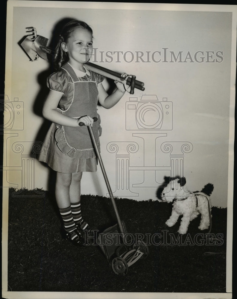 1939 Press Photo Judy Nelson Demonstrates the Trend Toward Usefulness in Toys- Historic Images