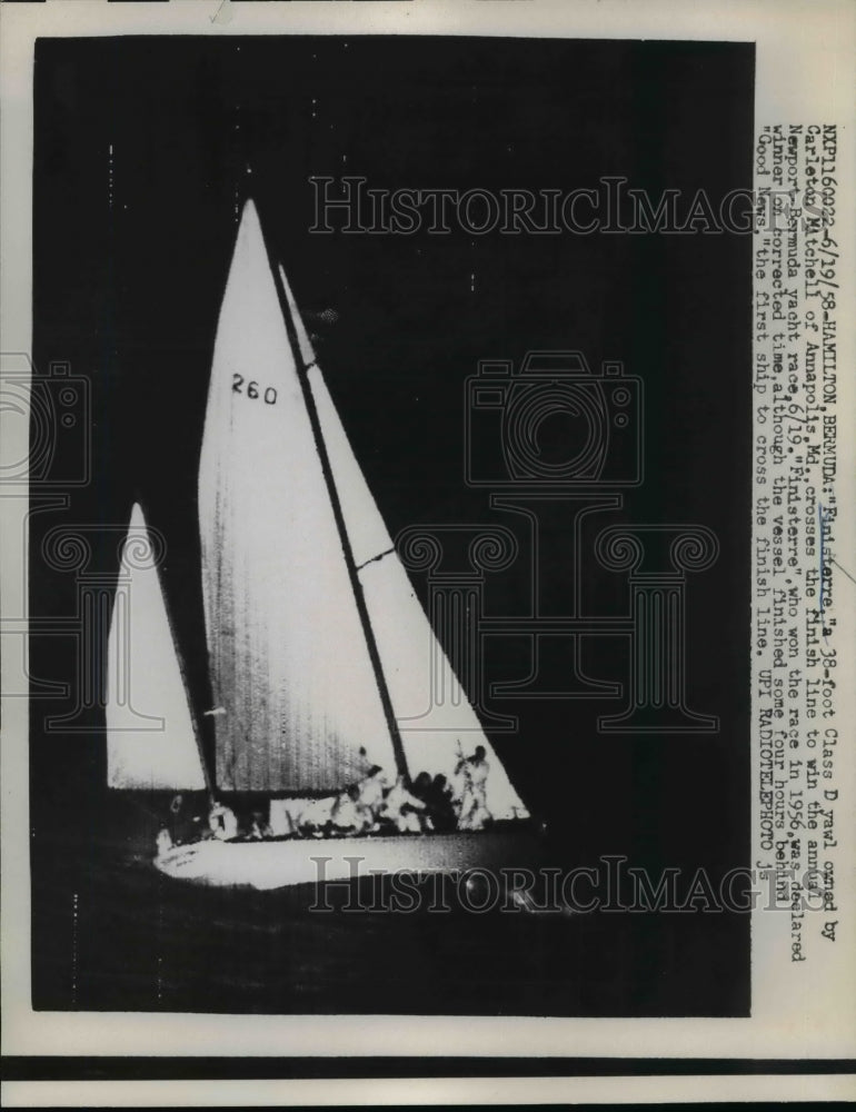 1958 Press Photo Finisterre a 38-Foot Class D Yawl Crosses Finish Line and Wins