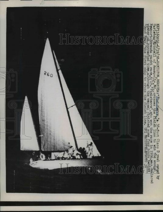 1958 Press Photo Finisterre a 38-Foot Class D Yawl Crosses Finish Line and Wins