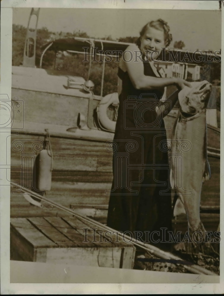 1939 Press Photo Mrs. H.F. Krangfeller and Fish - nef15274