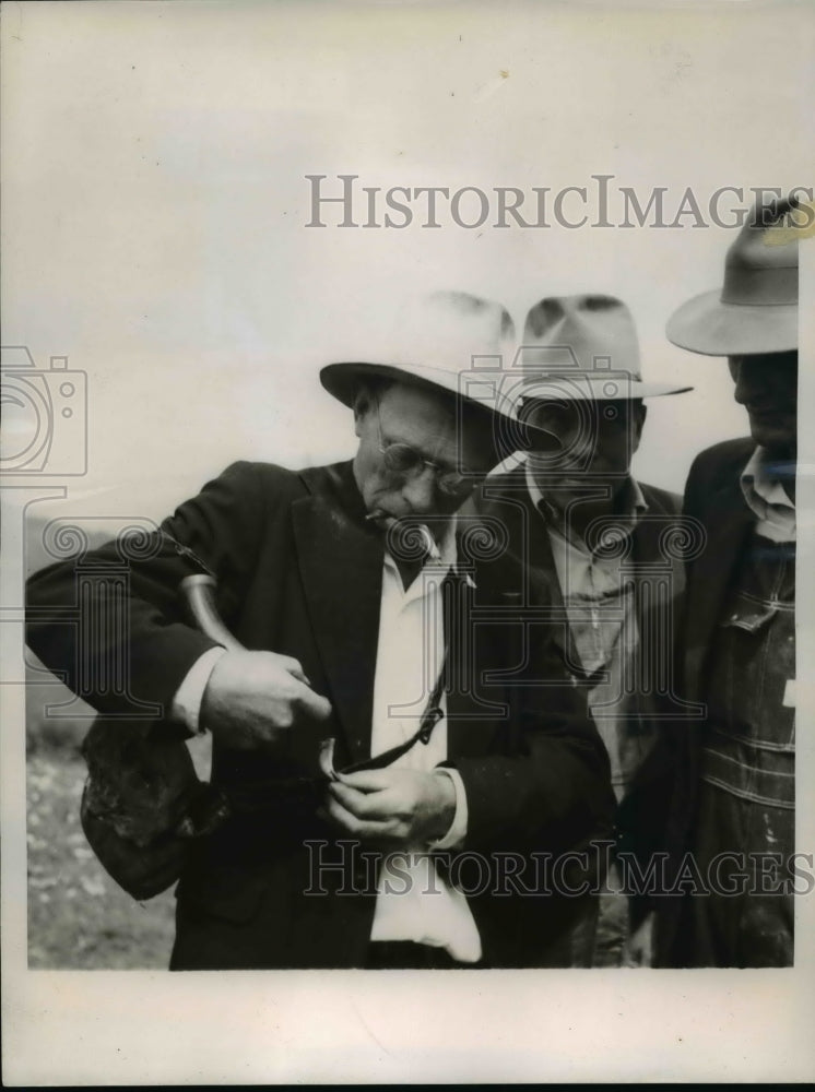 1947 Press Photo Marksman Measures Out a Charge of Powder in Hollow Bear's Tooth