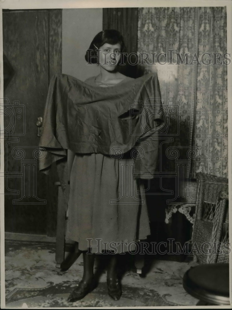 1922 Press Photo Ms White Victim of Prowler Has Mania for Gashing Womens Clothes