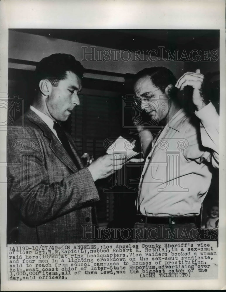 Load image into Gallery viewer, 1949 Press Photo Sgt W.M.Kapic Nabbed R.E. Roth In a Sex-Smut Raid Here
