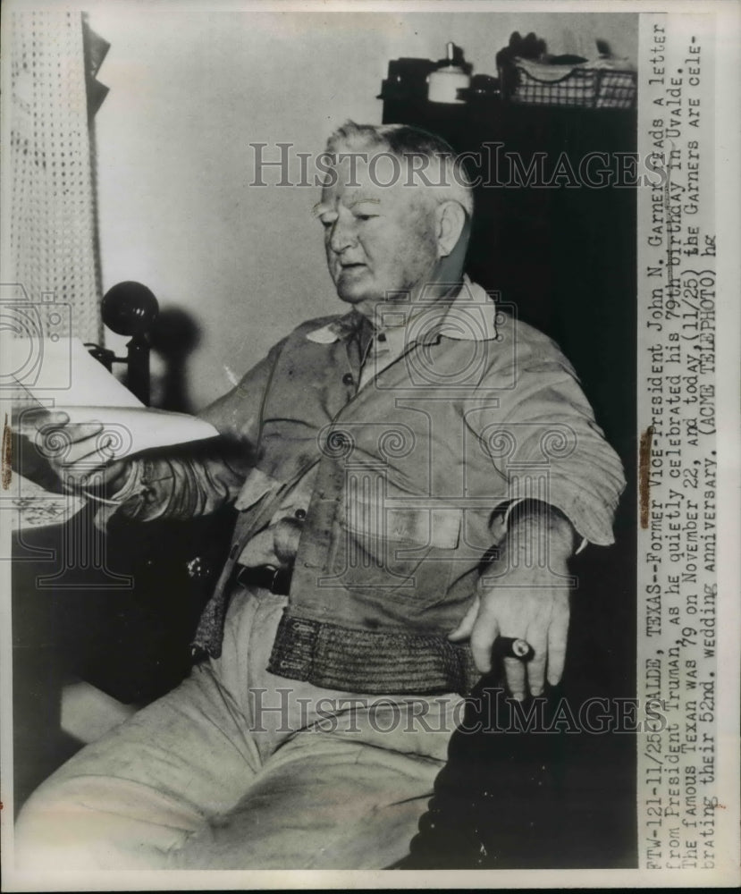 1947 Press Photo Former VP John Garner Reads a Letter From President Truman