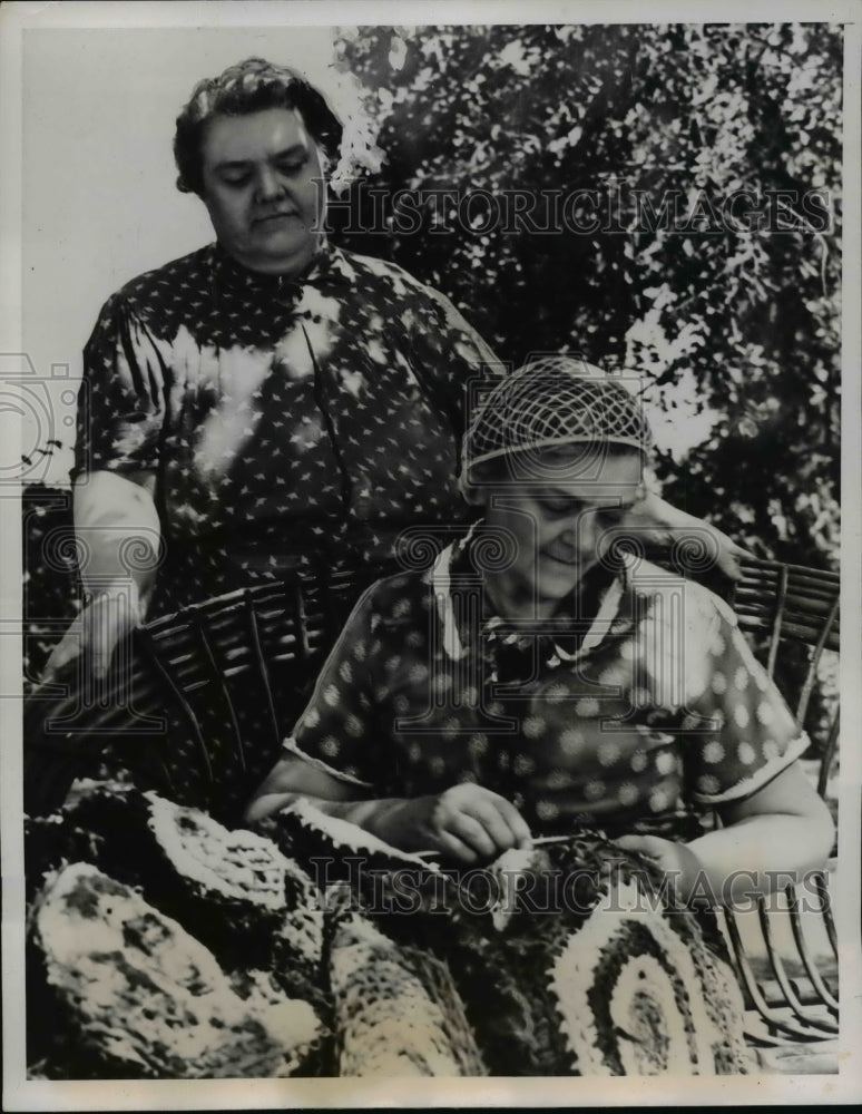 1939 Press Photo Two Sisters Stop Air Travel At Tulsa By Radio Aerial