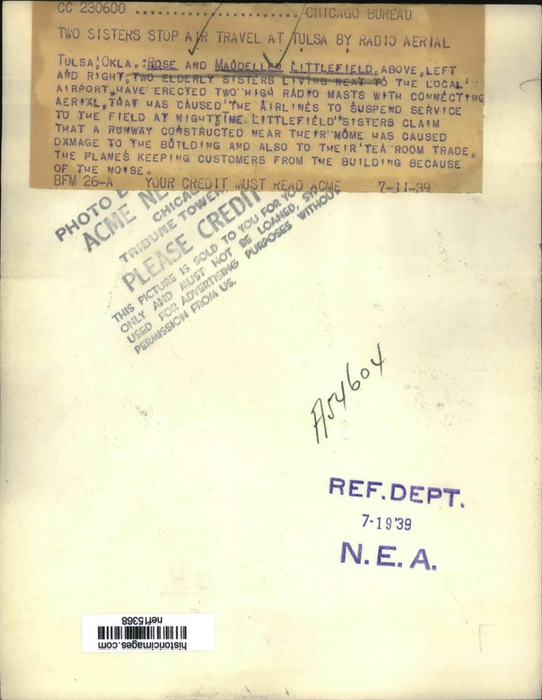 1939 Press Photo Two Sisters Stop Air Travel At Tulsa By Radio Aerial