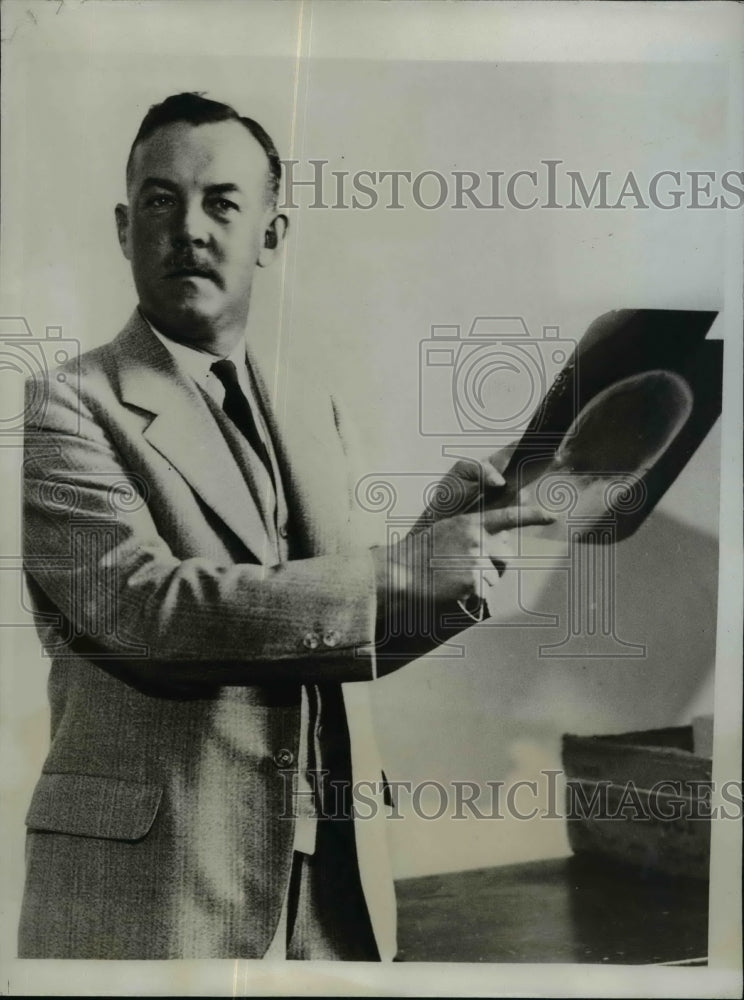 1933 Press Photo Dr. R. Rowers Shows Skull Fractures In Photos - nef15437