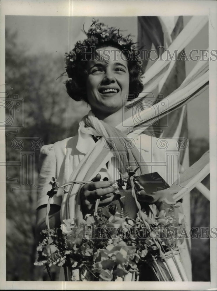 Load image into Gallery viewer, 1940 Press Photo M. Hill Pres of The Senior Class Was Named Queen of the May
