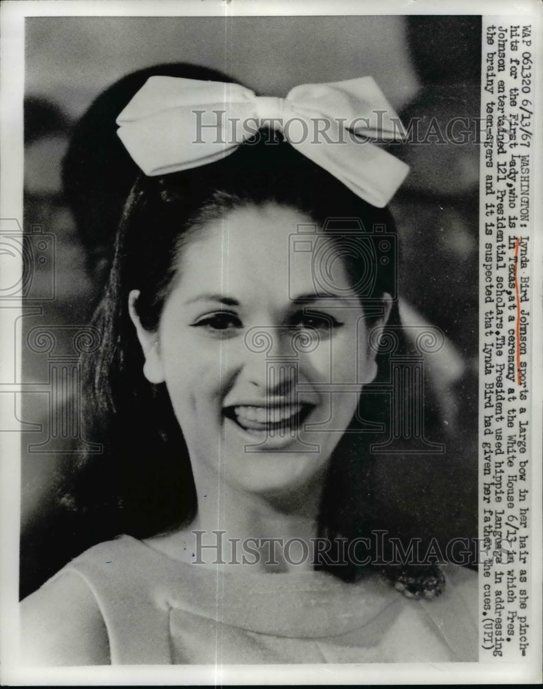 Load image into Gallery viewer, 1967 Press Photo Lynda Bird Johnson at White House Ceremony - nef15509
