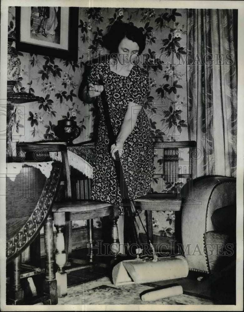 Load image into Gallery viewer, 1941 Press Photo Mrs. G. Garrard Demonstrates Home Made Bomb-Grab - nef15522
