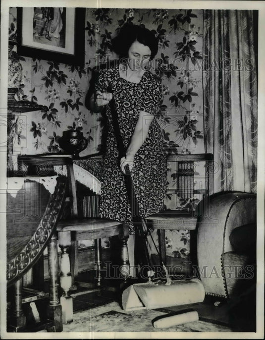 1941 Press Photo Mrs. G. Garrard Demonstrates Home Made Bomb-Grab - nef15522