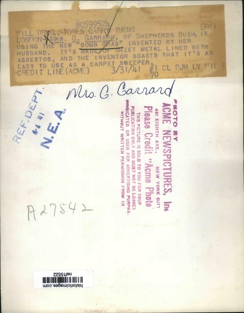 1941 Press Photo Mrs. G. Garrard Demonstrates Home Made Bomb-Grab - nef15522