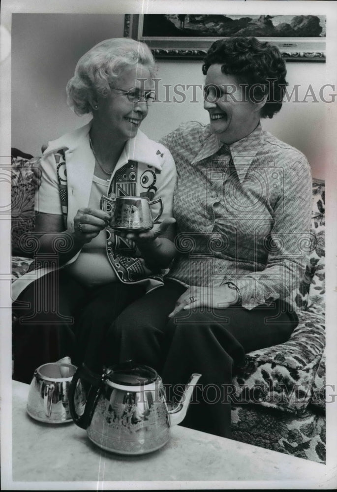 1977 Press Photo Marge Stavole and Mamie Brown with Gifted Tea Set - nef15529