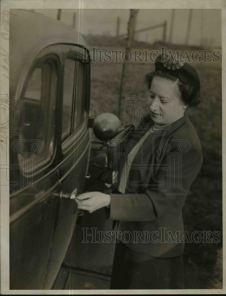 Load image into Gallery viewer, 1946 Press Photo Dorothy Icker in Cleveland, Ohio Parking Lot - nef15538
