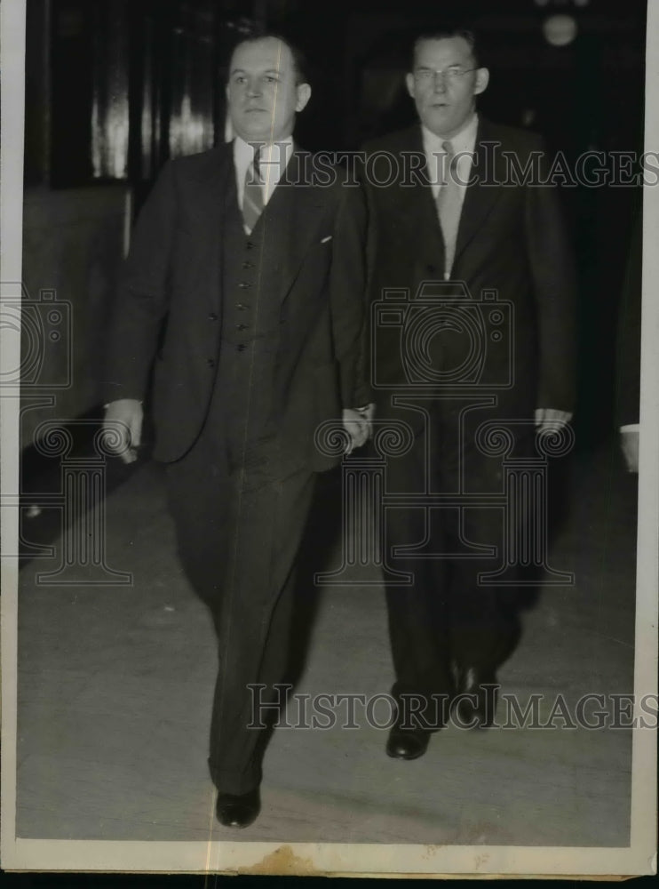 1935 Press Photo Oscar Hartzell with Deputy Marshall Max Golden at Federal Court- Historic Images