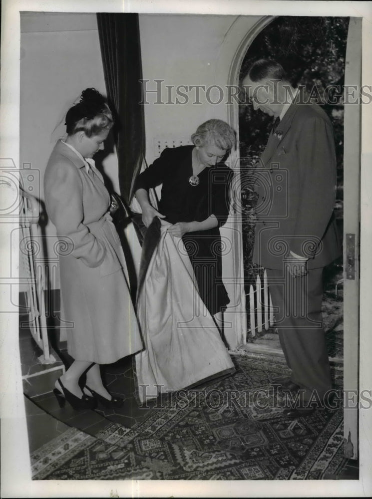 Load image into Gallery viewer, 1943 Press Photo Claim Dorsey Dogs Thought Drape Was Flagpole - nef15594
