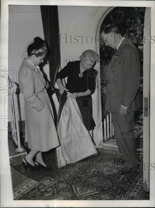 1943 Press Photo Claim Dorsey Dogs Thought Drape Was Flagpole - nef15594