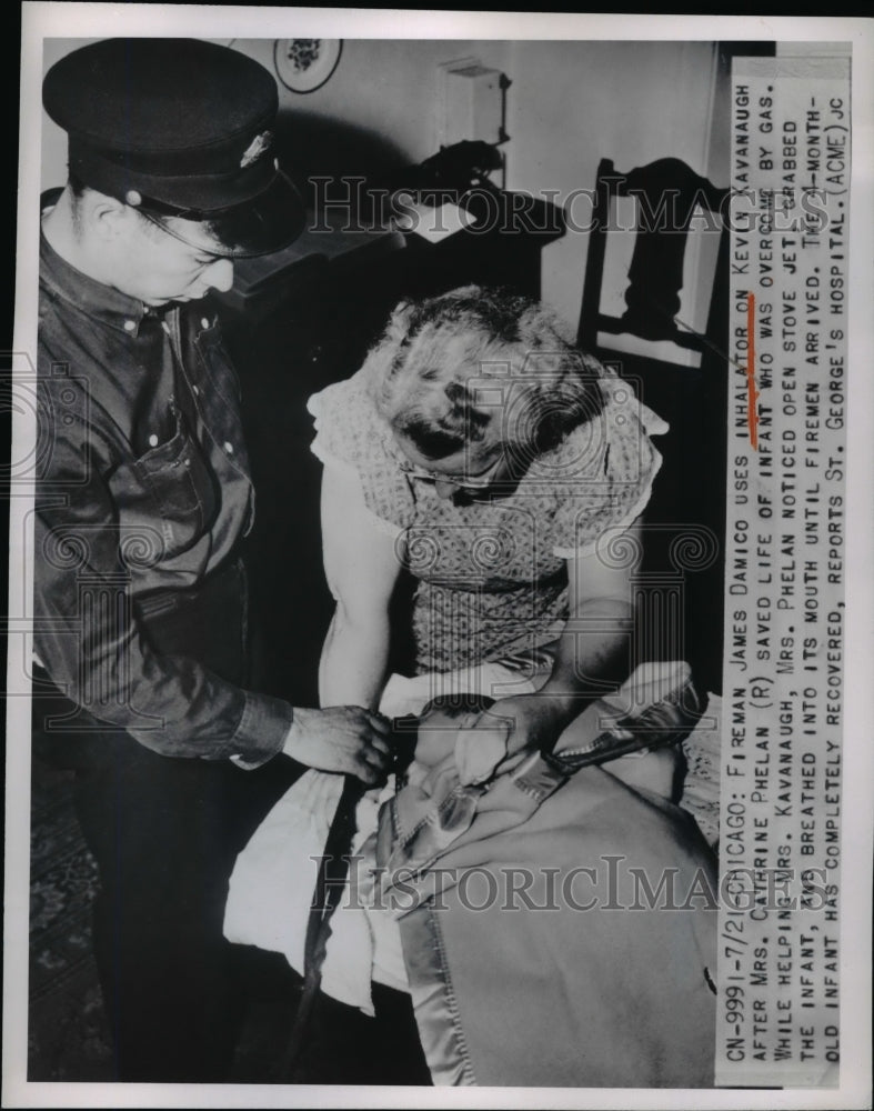 1950 Press Photo Fireman Uses Inhalator K. Kavanaugh Who Was Overcome With Gas