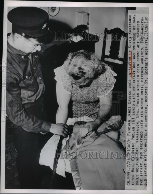 1950 Press Photo Fireman Uses Inhalator K. Kavanaugh Who Was Overcome With Gas