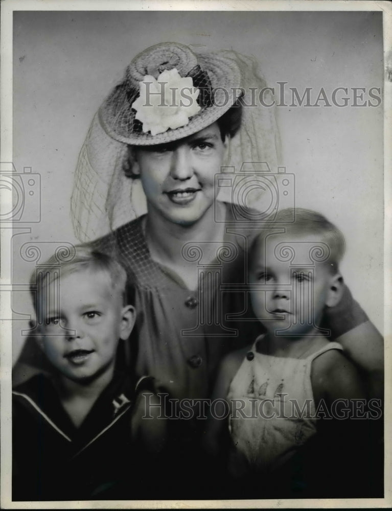 Load image into Gallery viewer, 1942 Press Photo Eleven of Mrs Fisher's Menfolk Have Gone to War With Uncle Sam
