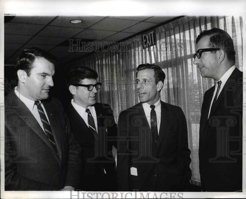 Load image into Gallery viewer, 1968 Press Photo Four Teachers Who Spent Jail Time Get Together For Conference
