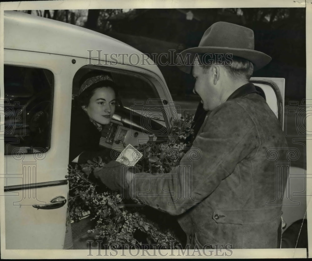 1945 Press Photo Veteran Selling Mistletoe in Fort Worth, Texas - nef15713