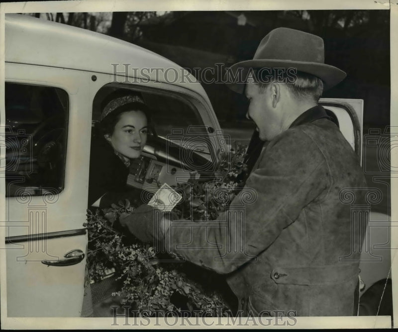 Load image into Gallery viewer, 1945 Press Photo Veteran Selling Mistletoe in Fort Worth, Texas - nef15713

