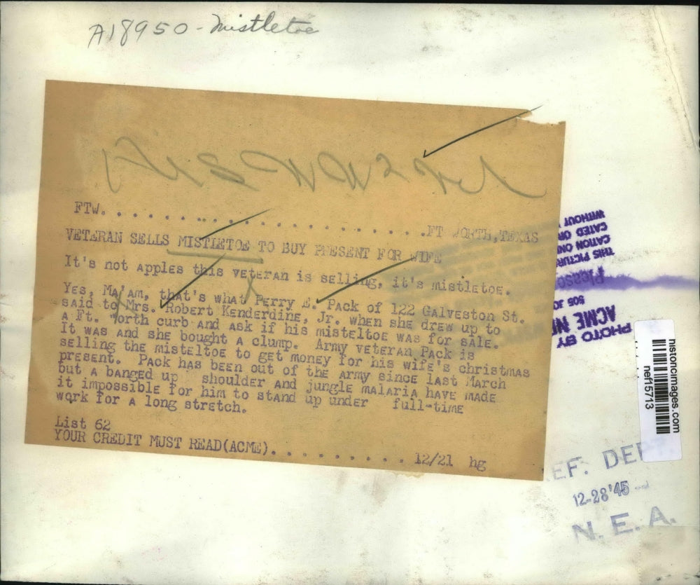 1945 Press Photo Veteran Selling Mistletoe in Fort Worth, Texas - nef15713