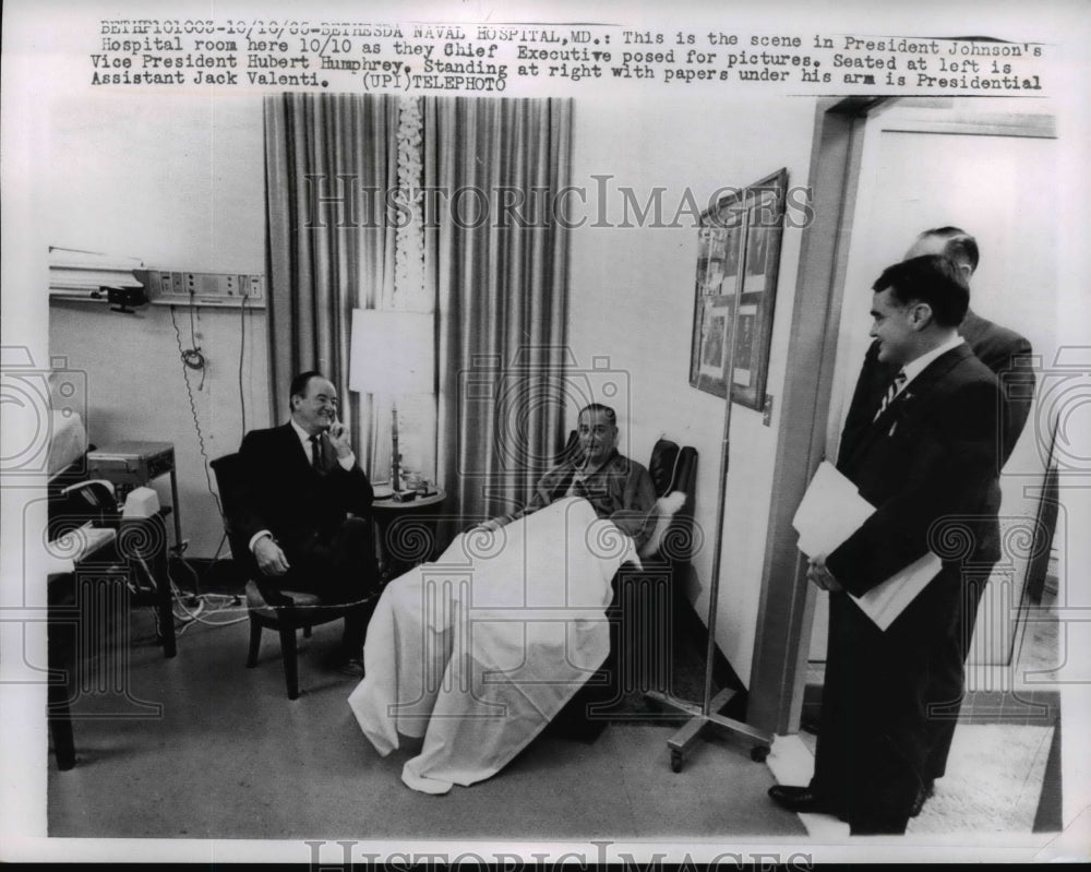1965 Press Photo President Lyndon B. Johnson in Room, Bethesda Naval Hospital
