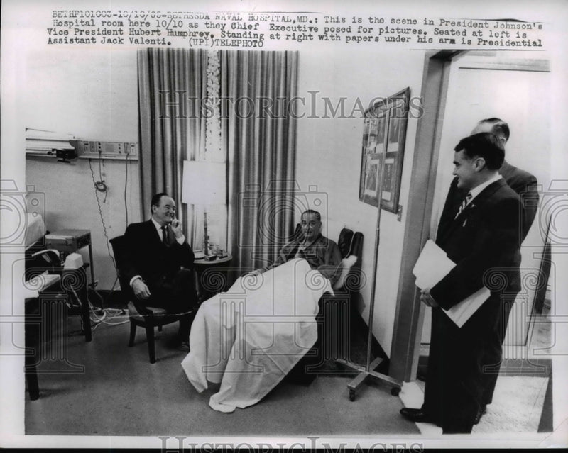 Load image into Gallery viewer, 1965 Press Photo President Lyndon B. Johnson in Room, Bethesda Naval Hospital
