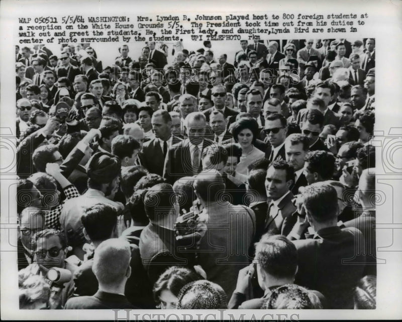 Load image into Gallery viewer, 1964 Press Photo Lyndon &amp; Lady Bird Johnson &amp; Foreign Students at White House
