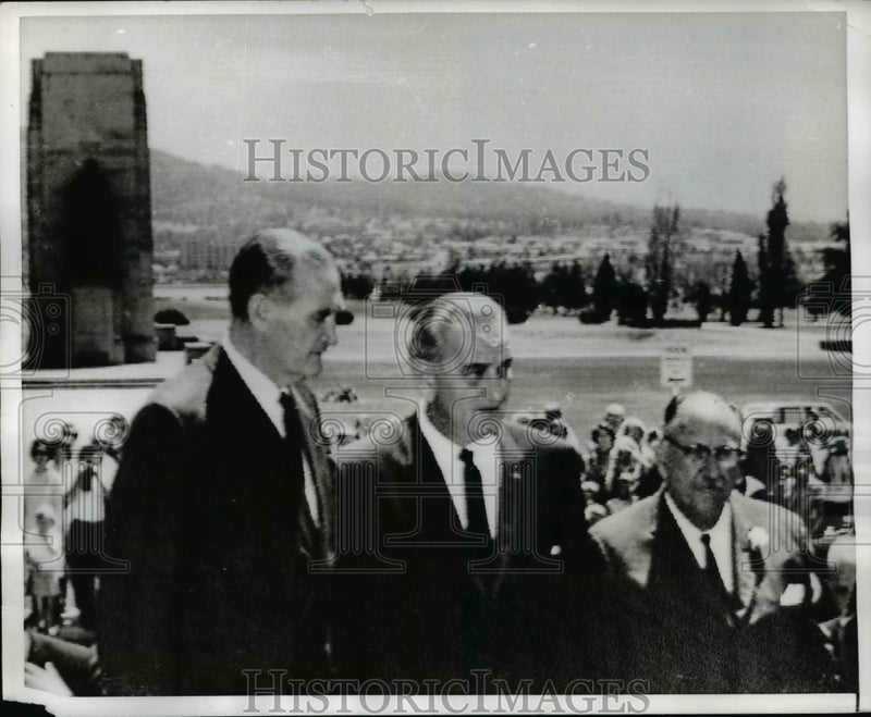 Load image into Gallery viewer, 1967 Press Photo President Lyndon B. Johnson at Parliament house Steps, Canberra
