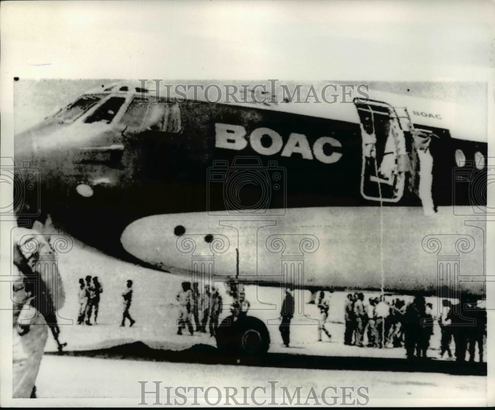 1970 Press Photo Armed guard stands at the door of the Hijacked BOA Jet