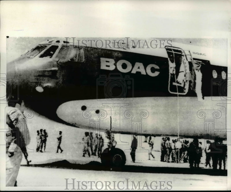 Load image into Gallery viewer, 1970 Press Photo Armed guard stands at the door of the Hijacked BOA Jet
