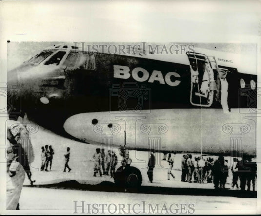 1970 Press Photo Armed guard stands at the door of the Hijacked BOA Jet