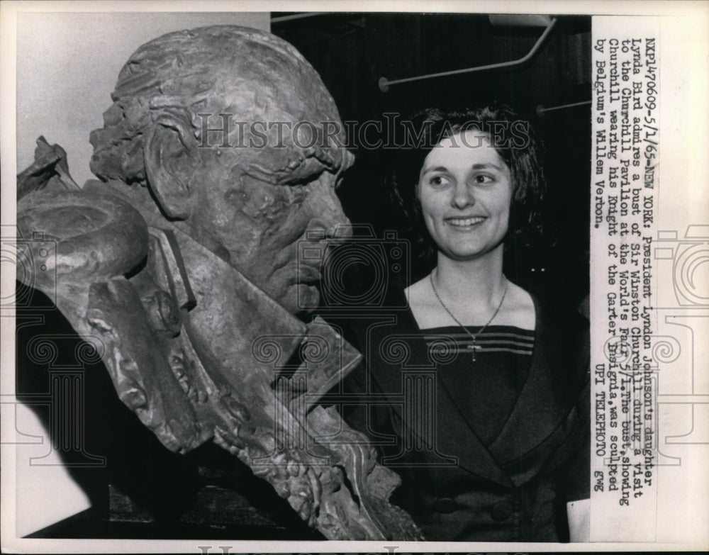 1965 Press Photo Lynda Bird Johnson Beside Winston Churchill Bust @ World's Fair