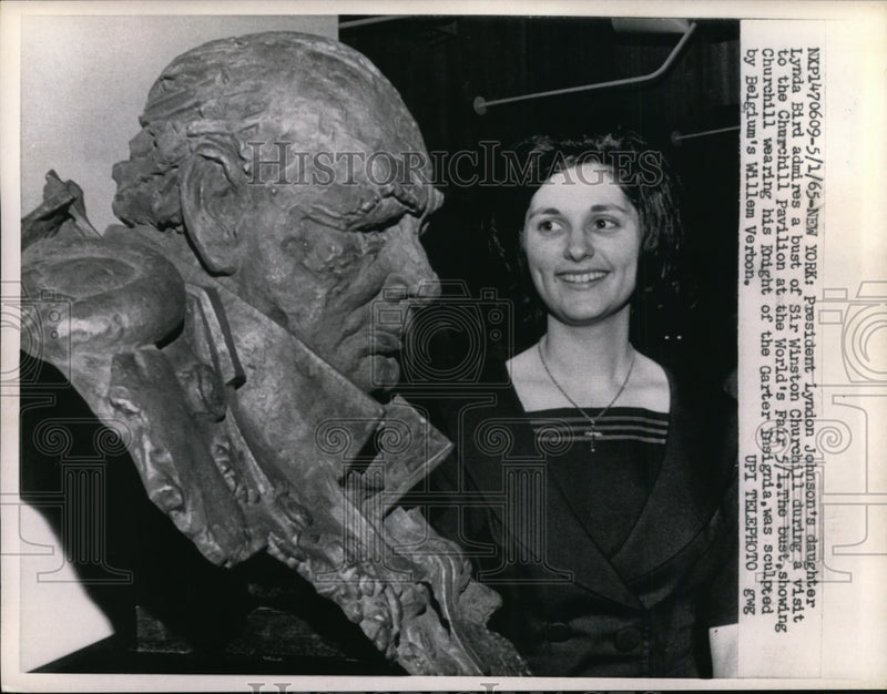 Load image into Gallery viewer, 1965 Press Photo Lynda Bird Johnson Beside Winston Churchill Bust @ World's Fair
