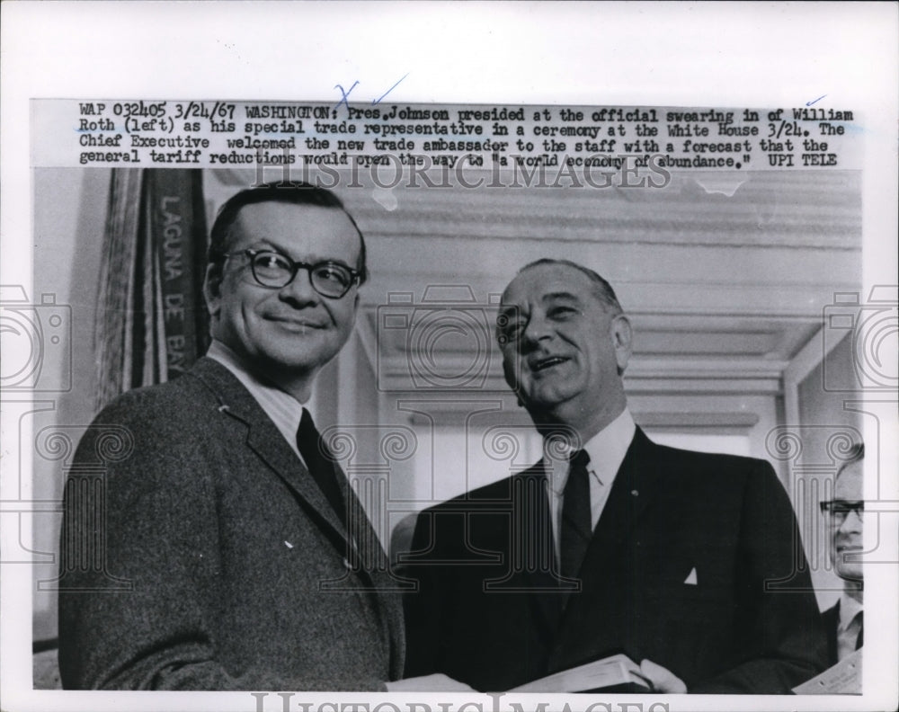 1967 Press Photo President Johnson presides at the official swearing in of Roth